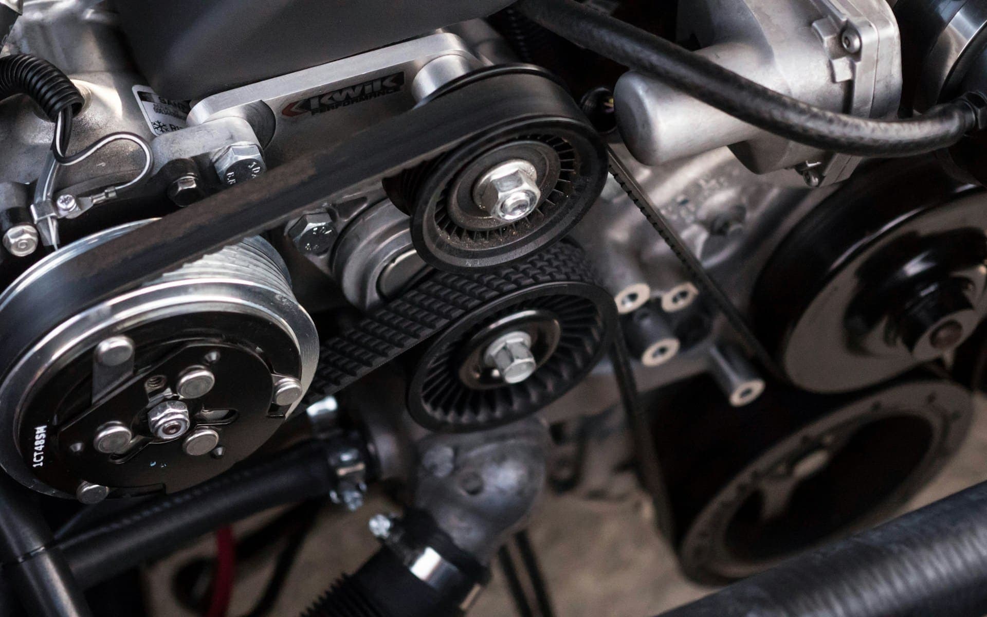 Service auto, mecanic la lucru, profesionalism